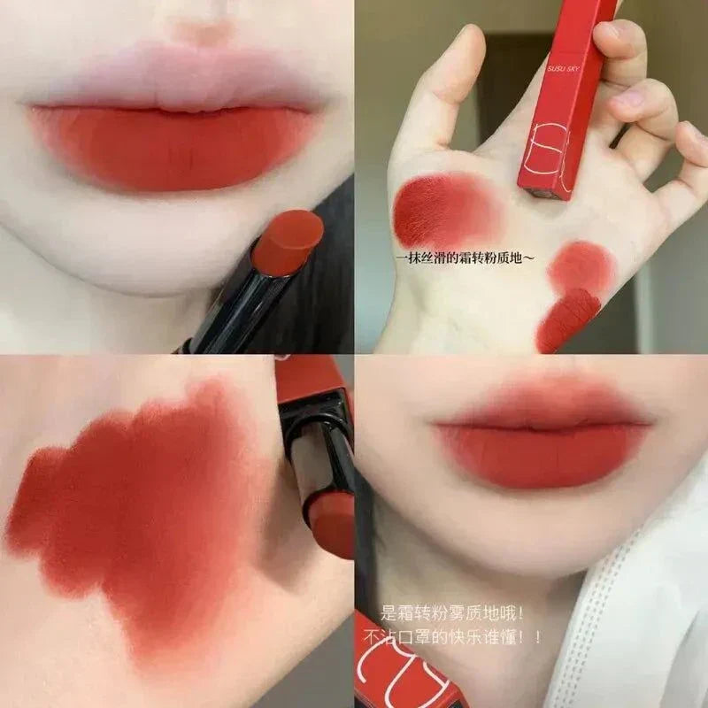 rossetto opaco impermeabile a tubo sottile colore rosso mattone su labbra e mano