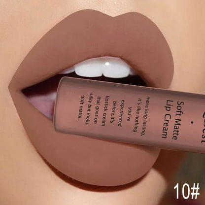 Rossetto liquido impermeabile opaco colore nudo applicato su labbra modelle con tubo marrone chiaro numero 10