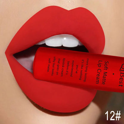 Rossetto liquido impermeabile opaco lunga durata colore rosso nudo applicato su labbra