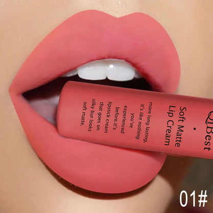Rossetto liquido impermeabile opaco colore rosa naturale lunga tenuta