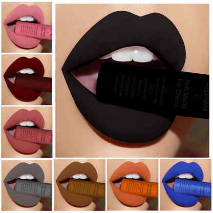 Rossetto liquido impermeabile opaco lunga durata in vari colori su labbra femminili