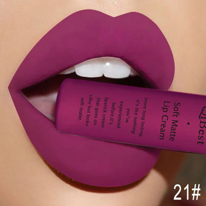 Rossetto liquido impermeabile opaco nudo lunga durata colore 21# su labbra femminili