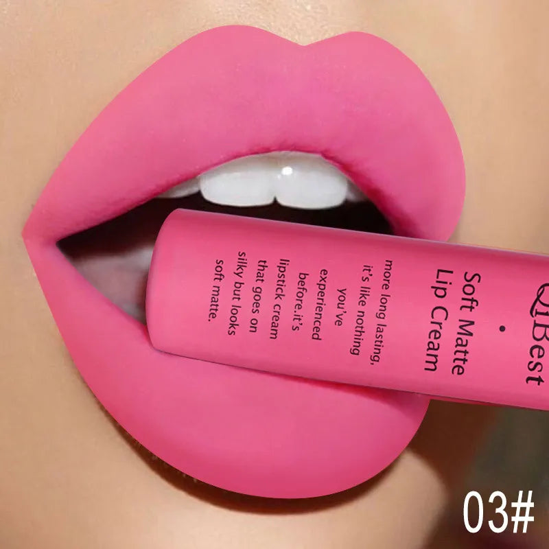 rossetto liquido impermeabile opaco rosa su labbra con tubetto rosa marca QiBest colore 03