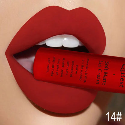Rossetto liquido impermeabile opaco rosso lunga durata sulle labbra donna