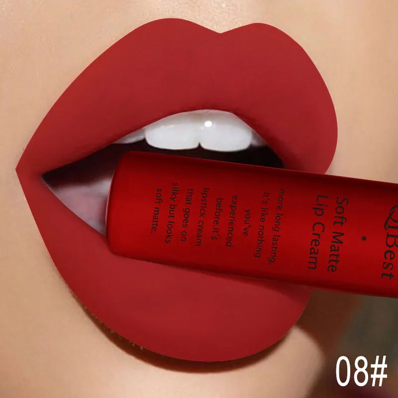 Rossetto liquido impermeabile opaco rosso matt lunga durata con effetto nudo.