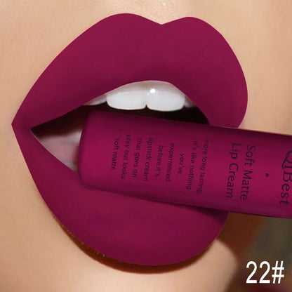 Rossetto liquido impermeabile opaco colore rosso intenso lunga durata effetto matte morbido sulle labbra