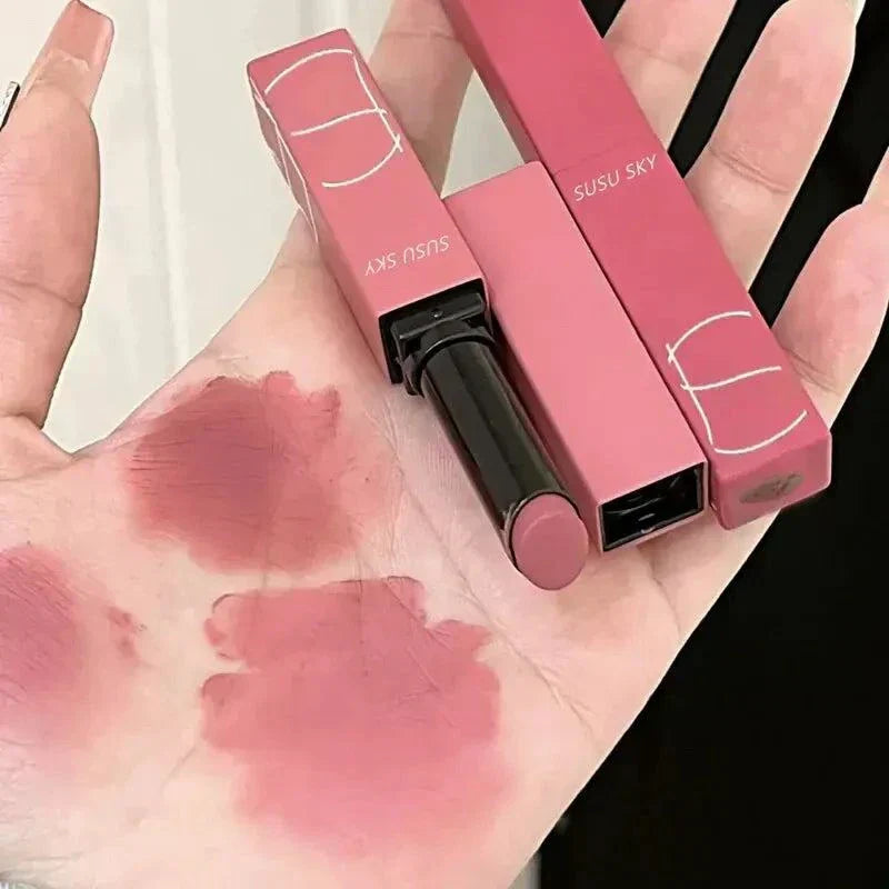 rossetto opaco impermeabile a tubo sottile colore rosa su mano