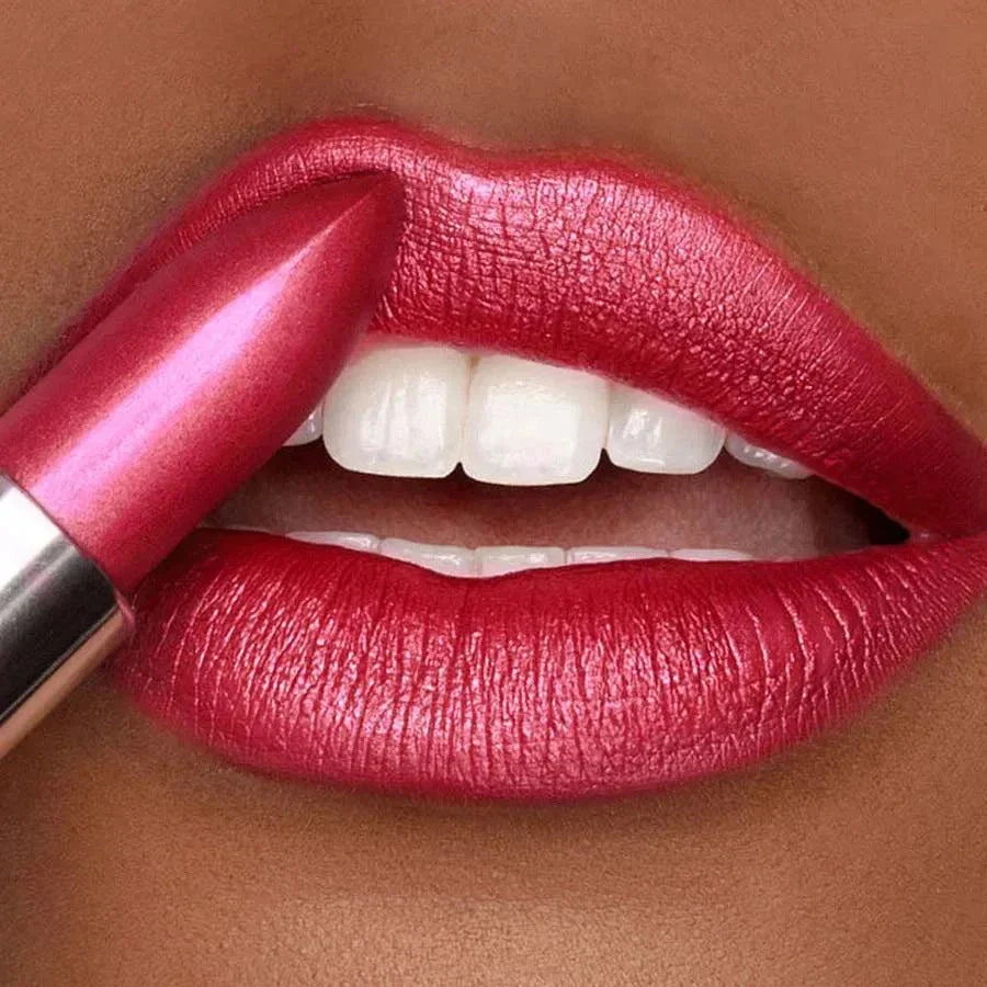 Rossetto metallizzato rosso brillante su labbra idratate e luminose