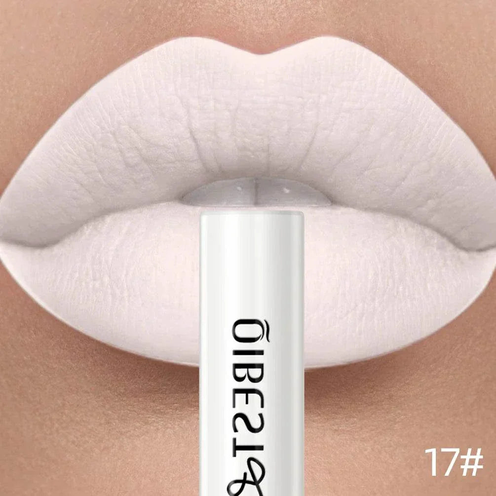 Rossetto liquido opaco bianco a lunga durata effetto velluto sulle labbra
