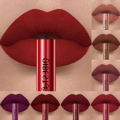 Rossetto liquido opaco a lunga durata colore rosso su labbra morbide e pigmentate in diverse tonalità nude e scure