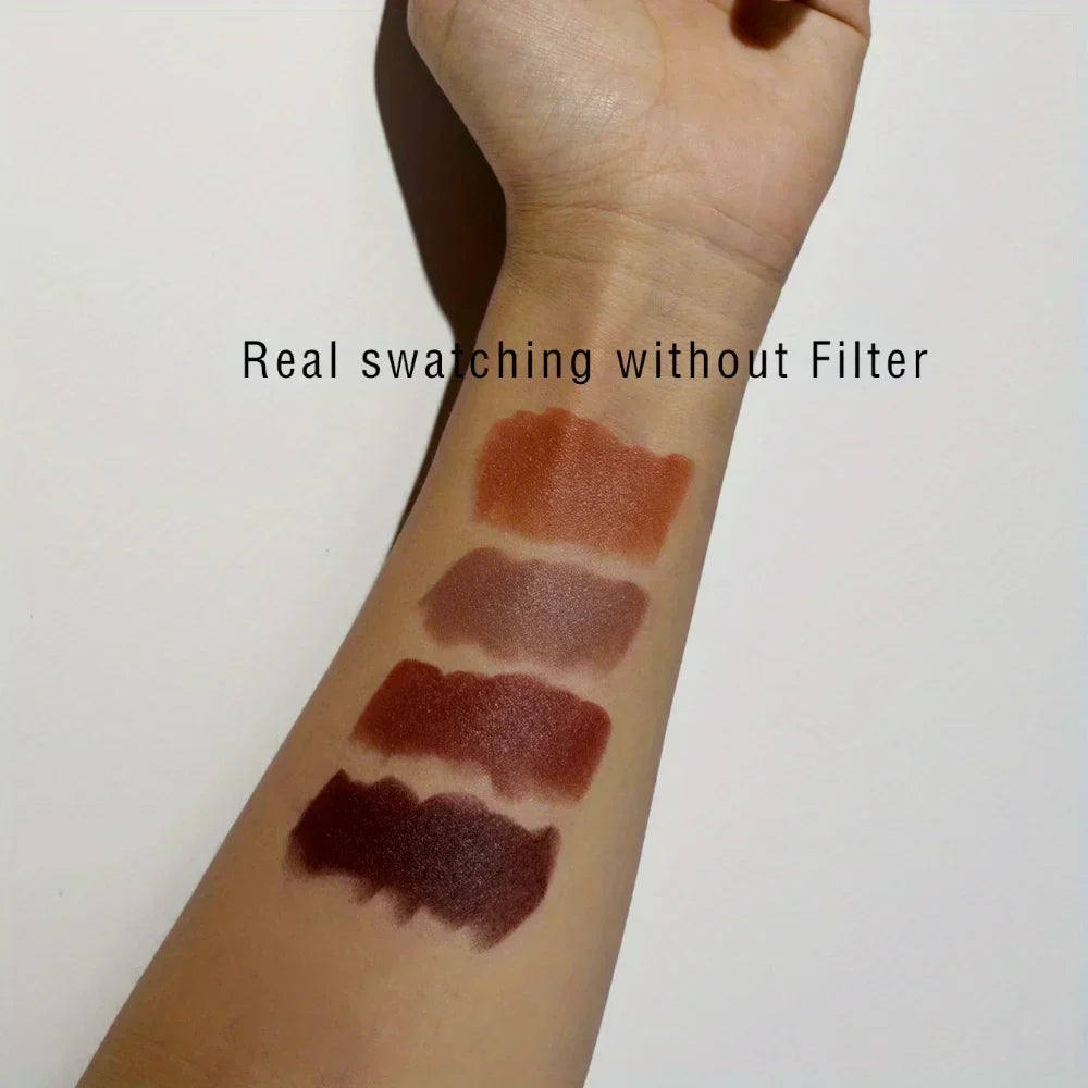 Campioni di rossetto opaco setoso su braccio senza filtro, varie tonalità nude e marroni, finitura opaca e lucida impermeabile.