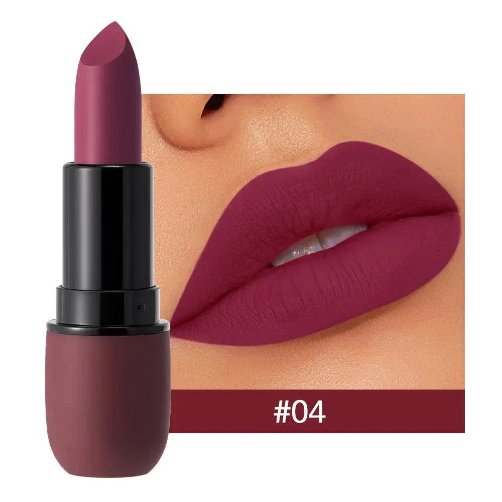 rossetto opaco colore viola vellutato labbra morbide idratate modello 04