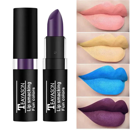 rossetto opaco nero viola con applicazioni su labbra in vari colori intensi e durata lunga