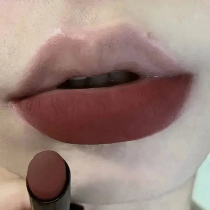 rossetto opaco marrone scuro a lunga durata applicato su labbra femminili