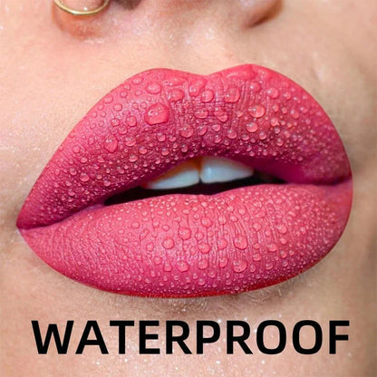 Labbra con rossetto liquido opaco impermeabile e gocce d'acqua, rosso velluto, trucco labbra resistente all'acqua