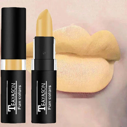 rossetto opaco nero confezione con rossetto color crema chiaro e labbra truccate colore beige chiaro