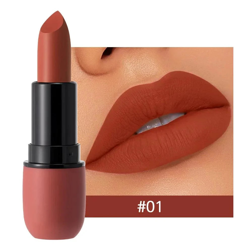 rossetto opaco colore marrone vellutato effetto morbido e liscio sulle labbra