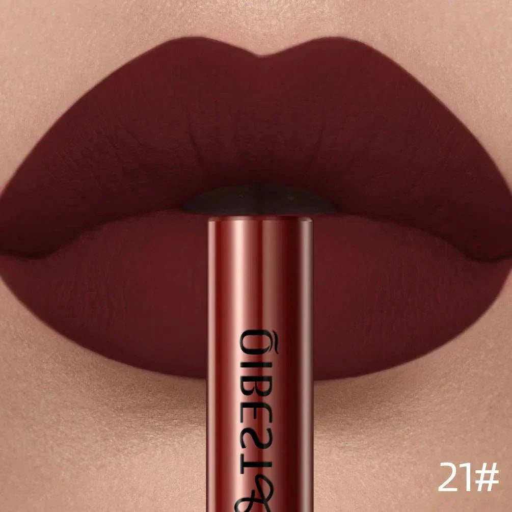 Rossetto liquido opaco rosso matte a lunga durata su labbra femminili