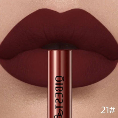 Rossetto liquido opaco rosso matte a lunga durata su labbra femminili