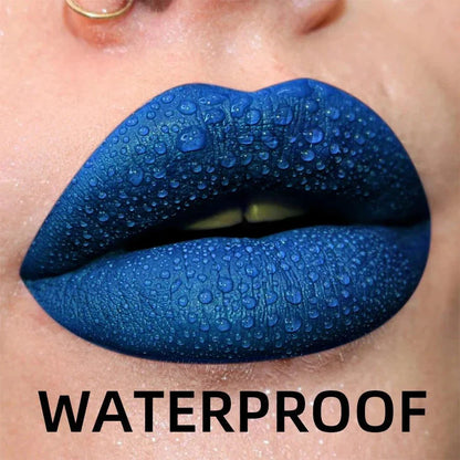 Lucidalabbra impermeabile opaco effetto velluto colore blu con gocce d'acqua sulle labbra