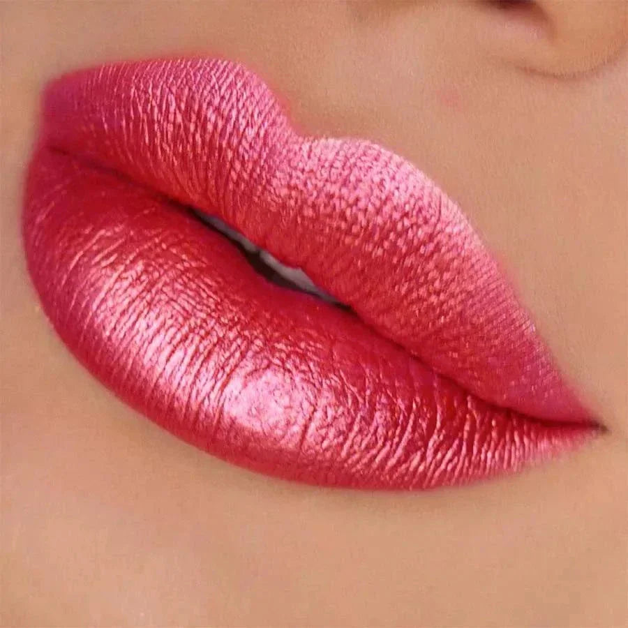 Labbra con rossetto metallizzato rosso lucido e glitterato impermeabile a lunga durata