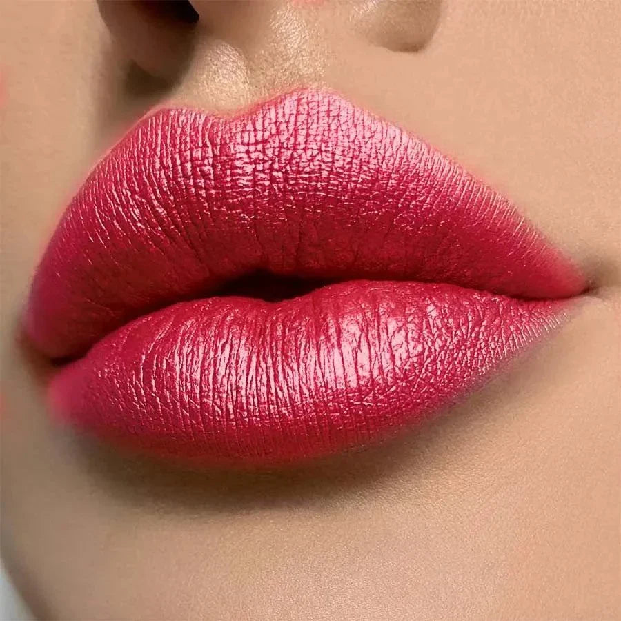 Labbra con rossetto metallizzato rosso brillante e glitterato, effetto luminoso e idratante, trucco impermeabile a lunga durata