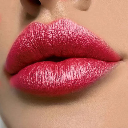 Labbra con rossetto metallizzato rosso brillante e glitterato, effetto luminoso e idratante, trucco impermeabile a lunga durata