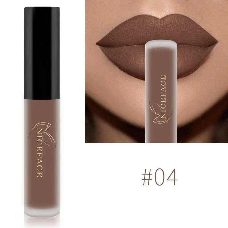 Rossetto liquido nudo marrone opaco lunga durata Niceface sulle labbra