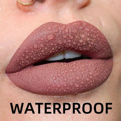 Labbra con rossetto liquido opaco impermeabile effetto velluto colore nude