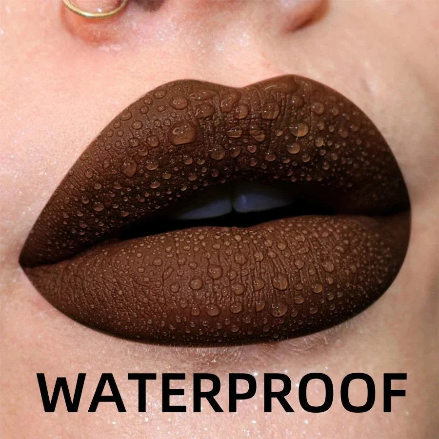 Labbra con lucidalabbra impermeabile opaco marrone velluto effetto waterproof