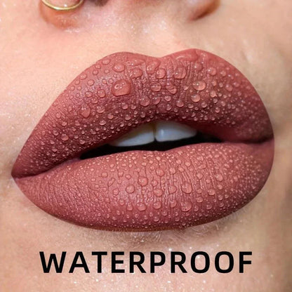 Labbra con lucidalabbra impermeabile opaco effetto velluto colore nude rossetto liquido resistente all'acqua