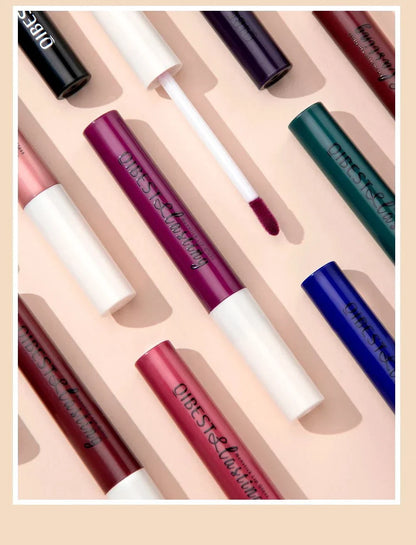 Rossetto liquido opaco impermeabile a lunga durata in vari colori con applicatore.