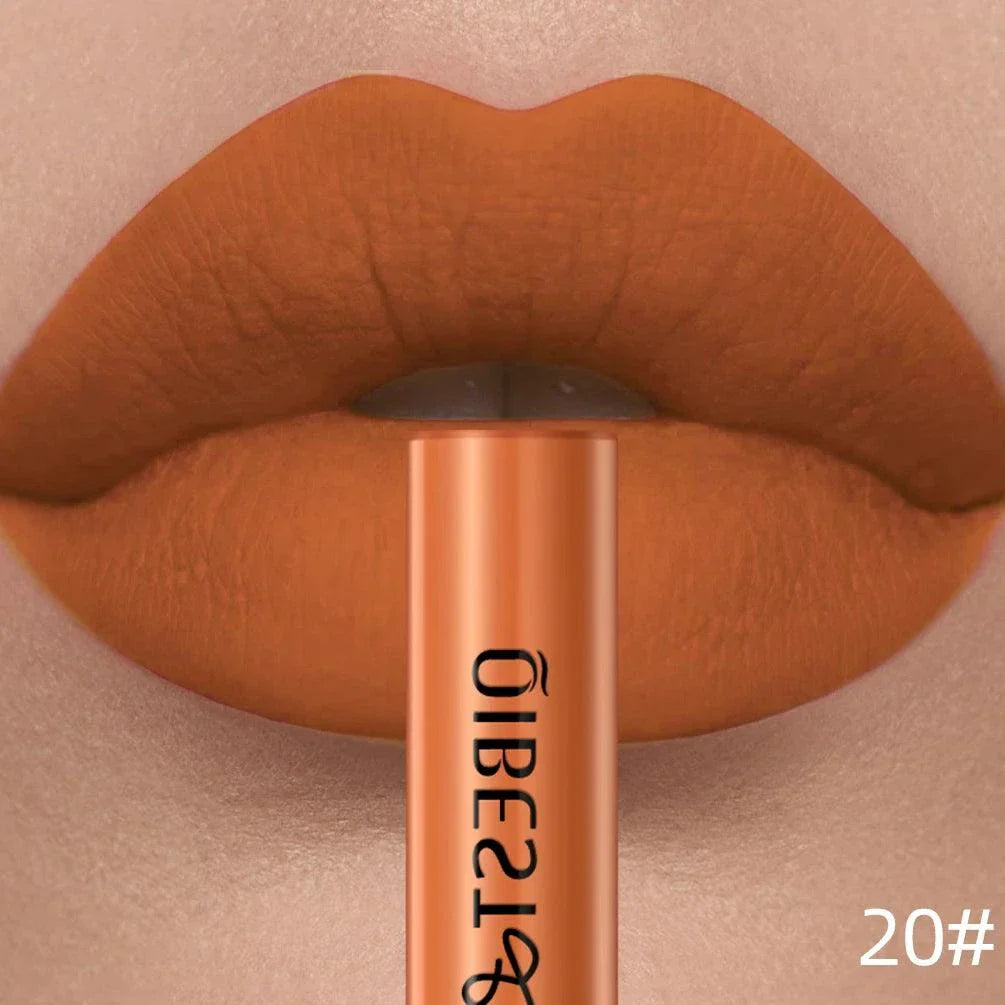 Rossetto liquido opaco color nudo con effetto velluto impermeabile e a lunga durata sulle labbra