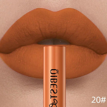 Rossetto liquido opaco color nudo con effetto velluto impermeabile e a lunga durata sulle labbra