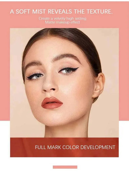 modello femminile con rossetto opaco color terracotta effetto vellutato labbra morbide e idratate trucco labbra colorato liscio