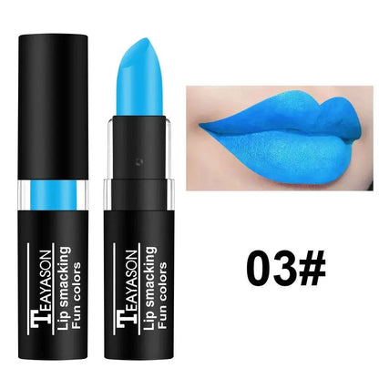 rossetto opaco nero tubo nero con rossetto blu vivace e labbra truccate blu intenso