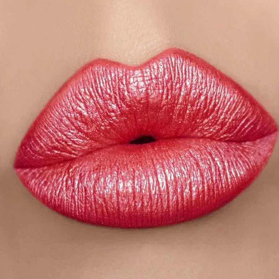 Labbra con rossetto metallizzato rosso brillante e glitterato effetto shimmer luminoso impermeabile