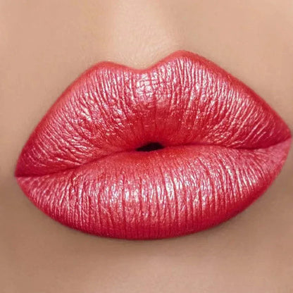 Labbra con rossetto metallizzato rosso brillante e glitterato effetto shimmer luminoso impermeabile