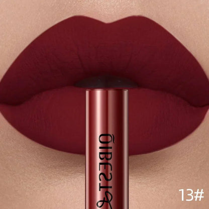 Rossetto liquido opaco rosso scuro a lunga durata con effetto vellutato impermeabile