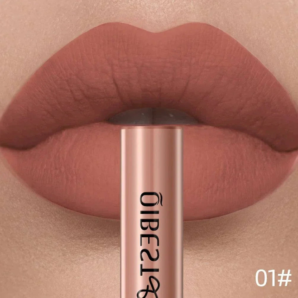 Labbra con rossetto liquido opaco nude lunga durata impermeabile QiBest