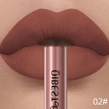 Rossetto liquido opaco lunga durata colore nude su labbra donna