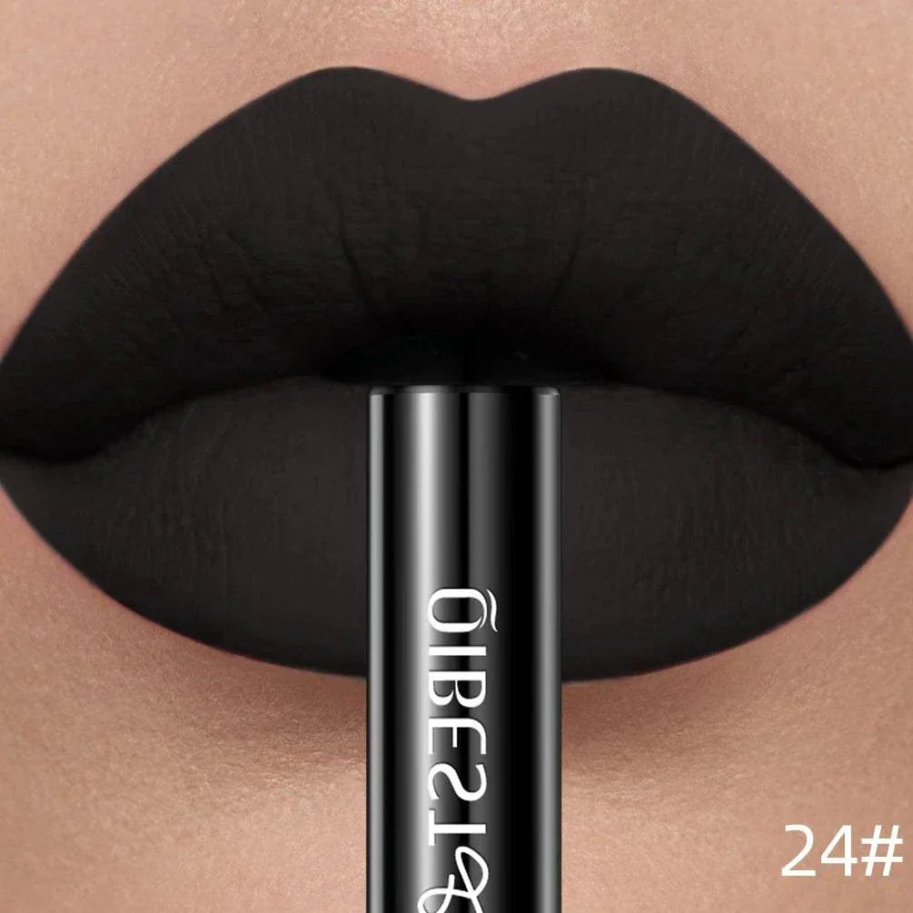 Rossetto liquido opaco nero lunga durata impermeabile sulle labbra