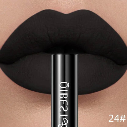 Rossetto liquido opaco nero lunga durata impermeabile sulle labbra