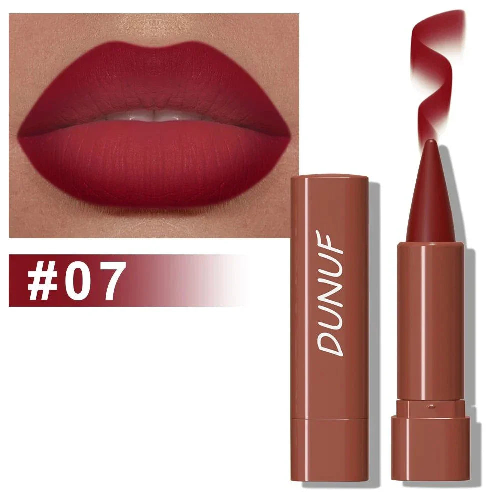 Penna per labbra rossetto opaco vellutato colore rosso con finitura liscia e definita