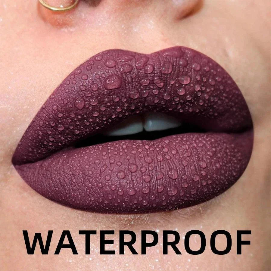 Labbra con rossetto liquido opaco velluto impermeabile colore prugna scuro