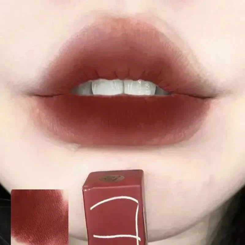 rossetto opaco a tubo sottile marrone scuro, impermeabile e resistente al sudore, effetto opaco sulle labbra