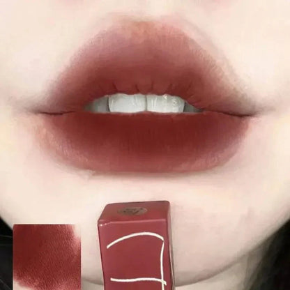 rossetto opaco a tubo sottile marrone scuro, impermeabile e resistente al sudore, effetto opaco sulle labbra