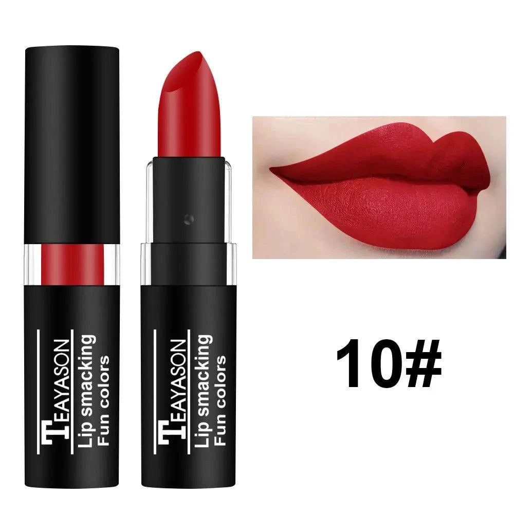 Rossetto nudo opaco rosso intenso a lunga durata e impermeabile con finish matt.