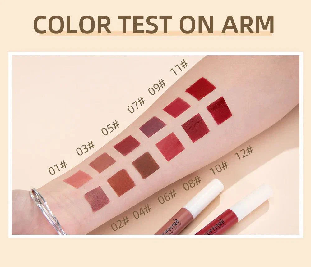 Rossetto liquido opaco waterproof lunga durata con varianti di colore su braccio
