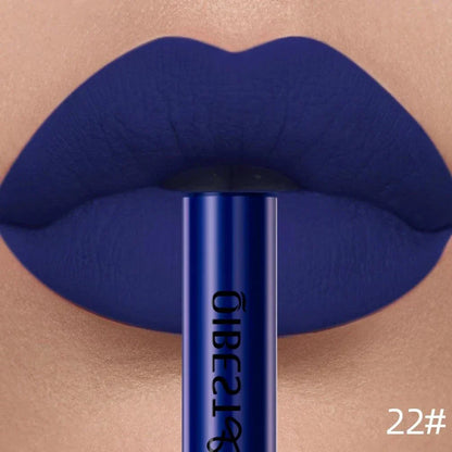 Rossetto liquido opaco blu scuro a lunga durata su labbra femminili